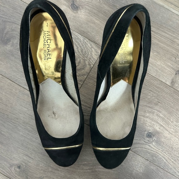 Michael Kors Elegant Black and Gold Suede Heels - Picture 3 of 4